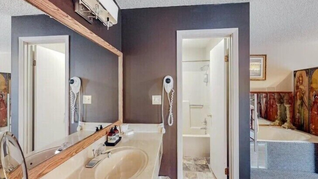 Photo of Bathroom in Eureka Springs Historic District