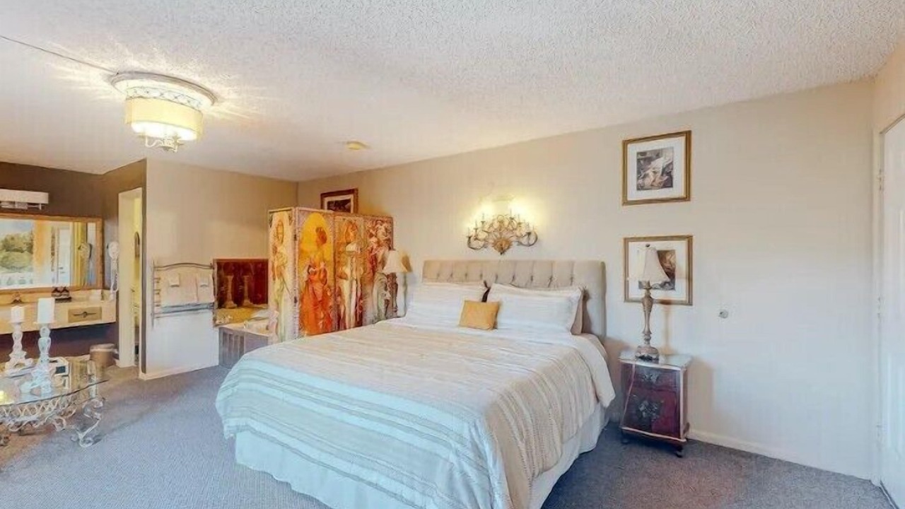 Photo of Bedroom in Eureka Springs Historic District