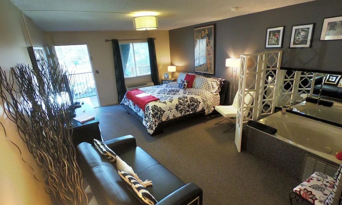 Photo of Bedroom in Eureka Springs Historic District