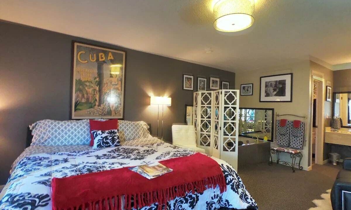 Photo of Bedroom in Eureka Springs Historic District
