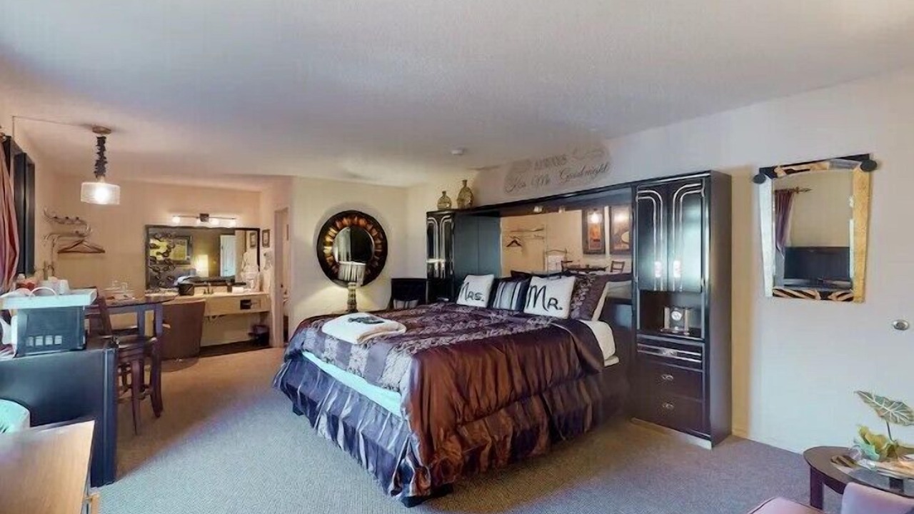 Photo of Bedroom in Eureka Springs Historic District
