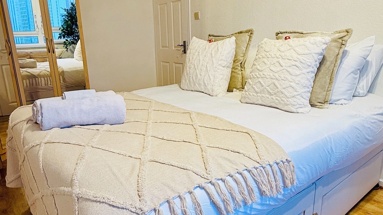 Photo of Bedroom in Oval