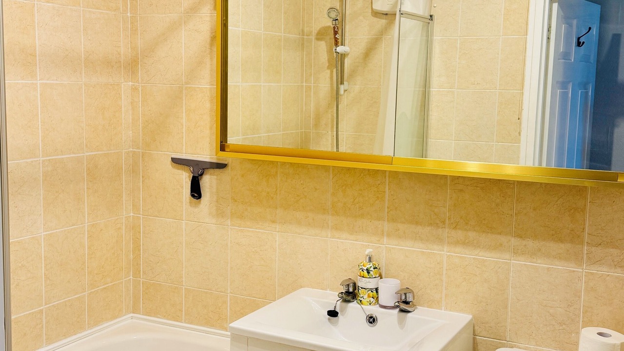 Photo of Bathroom in Oval