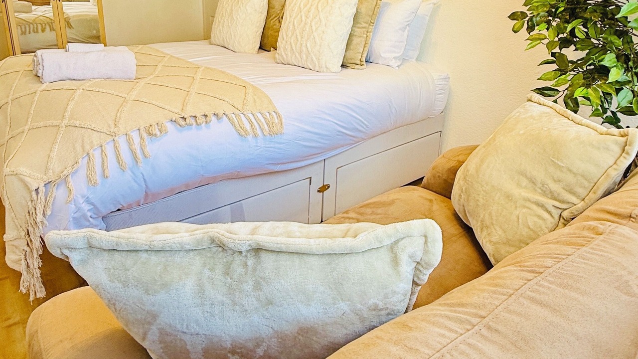 Photo of Bedroom in Oval