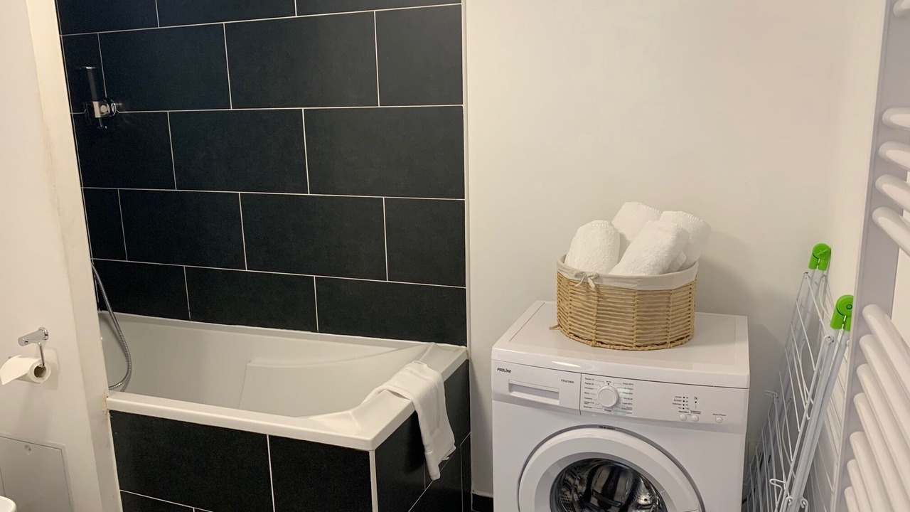 Photo of Bathroom in Poincare - Foch - Anatole France - Croix de Bourgogne