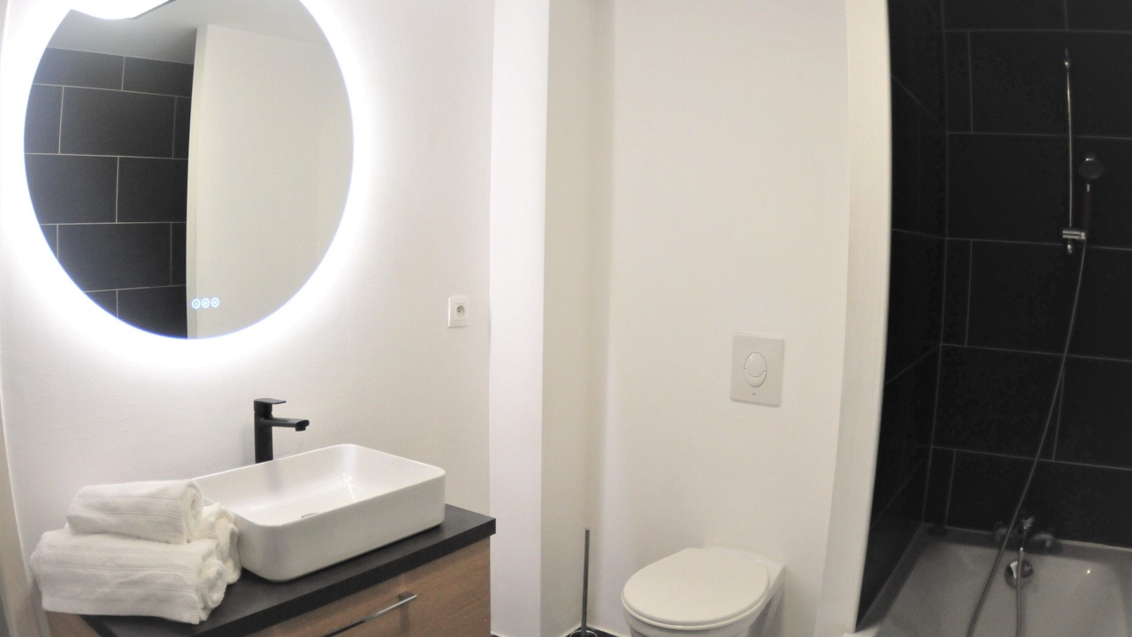 Photo of Bathroom in Poincare - Foch - Anatole France - Croix de Bourgogne