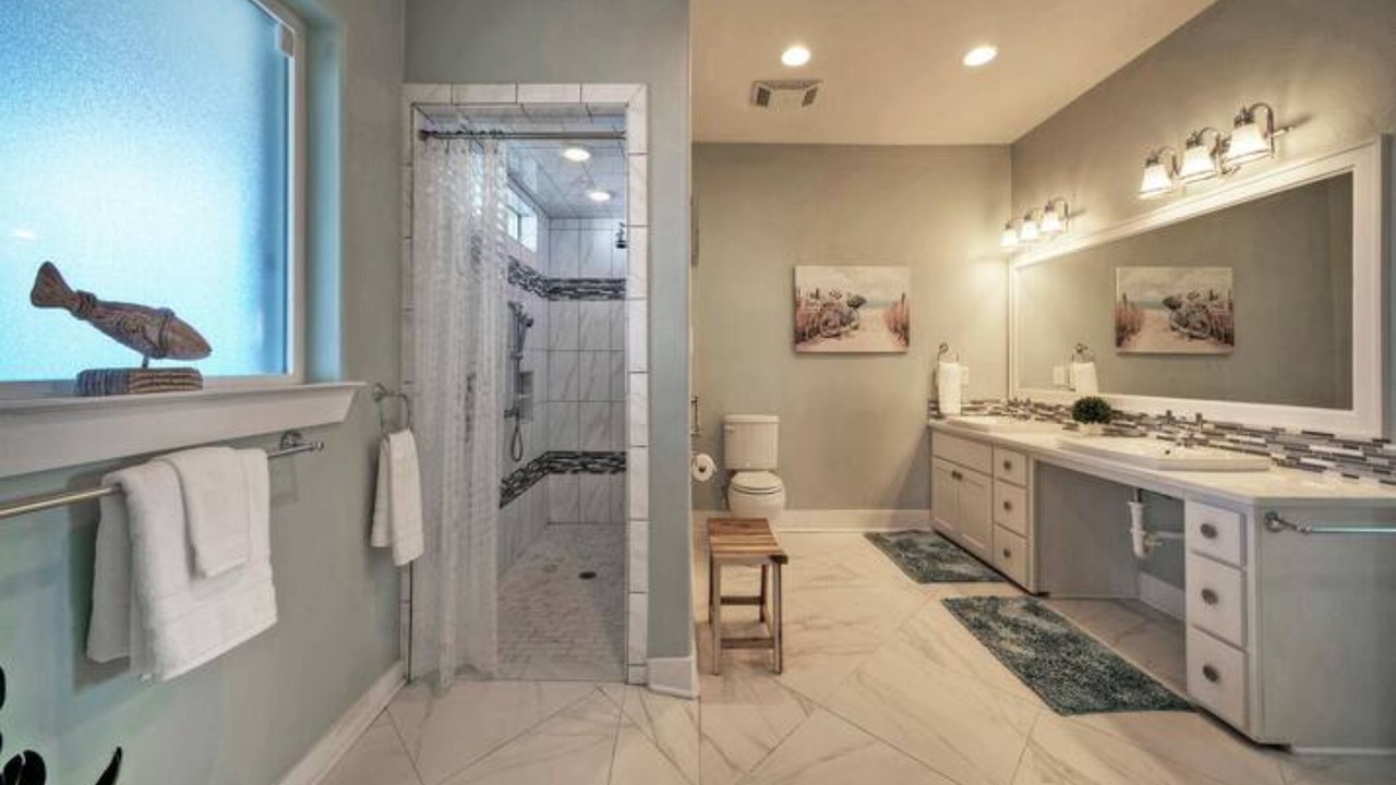 Photo of Bathroom in Leeward Sands