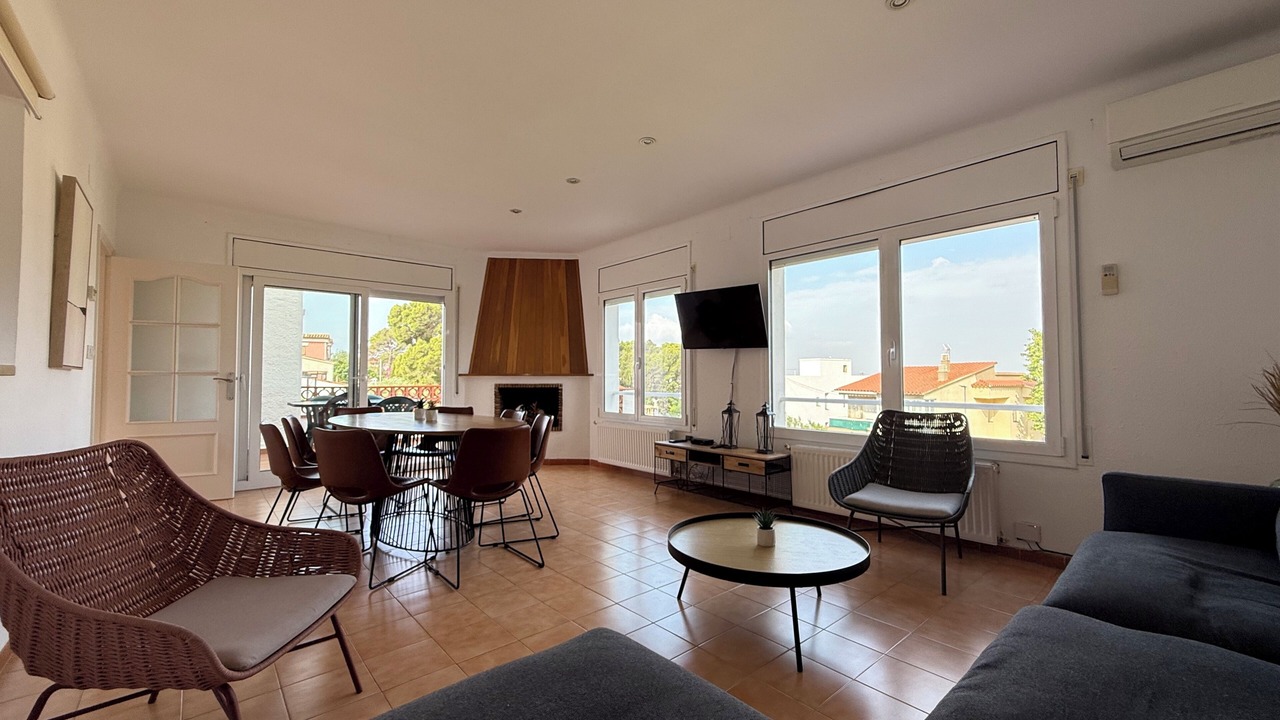 Photo of Livingroom in Roses Town Center