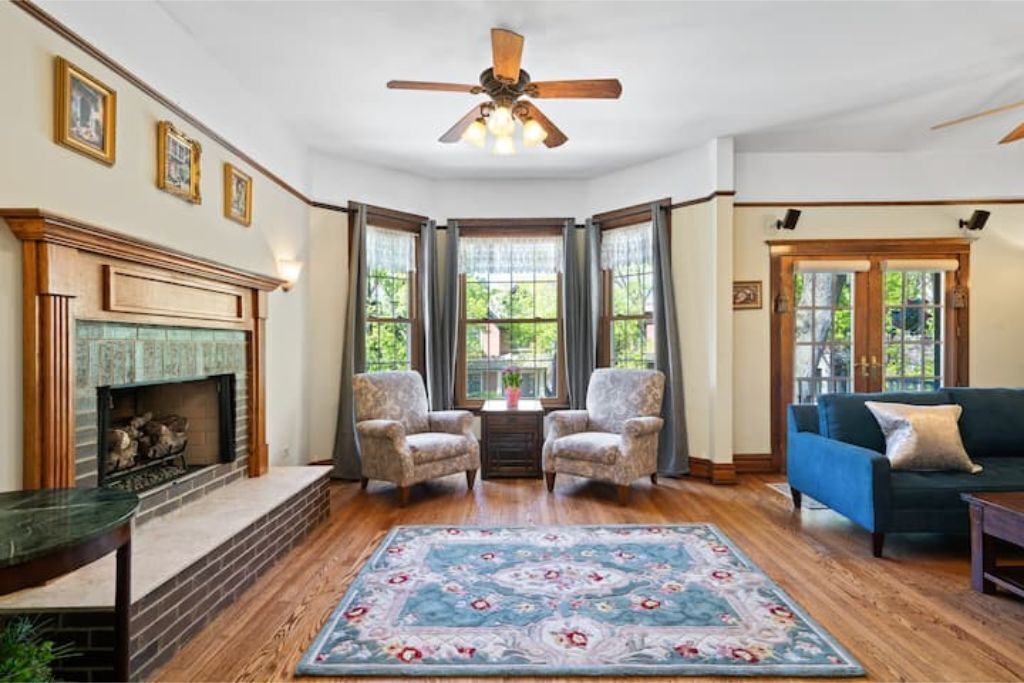 Photo of Livingroom in North Center