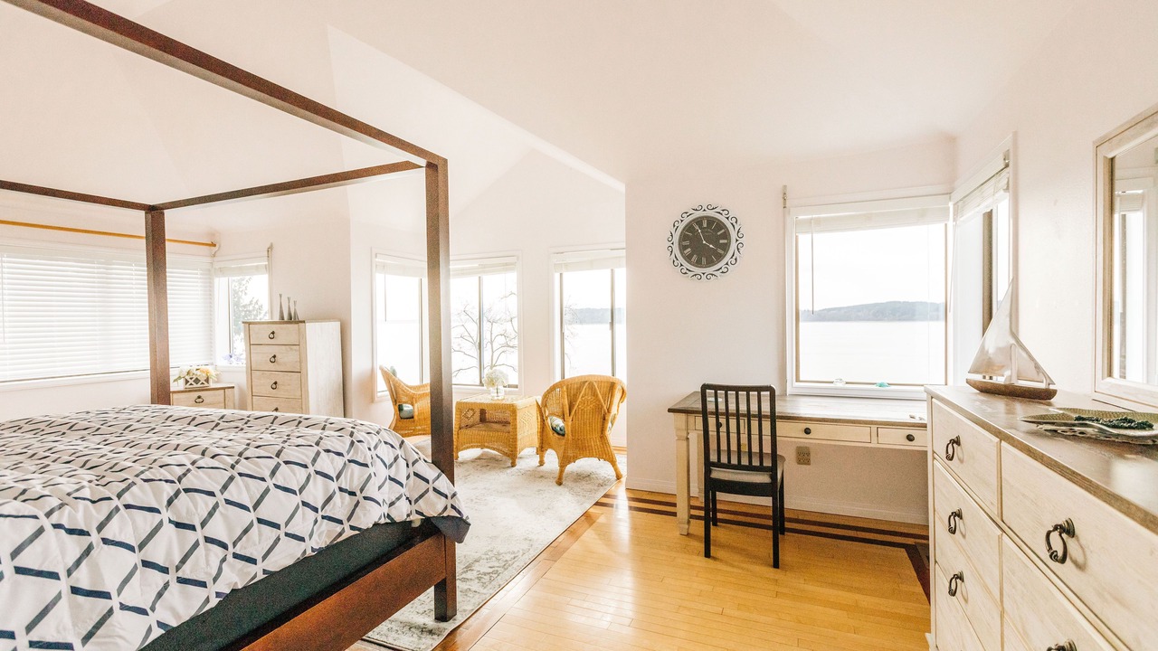 Photo of Bedroom in Rollingbay