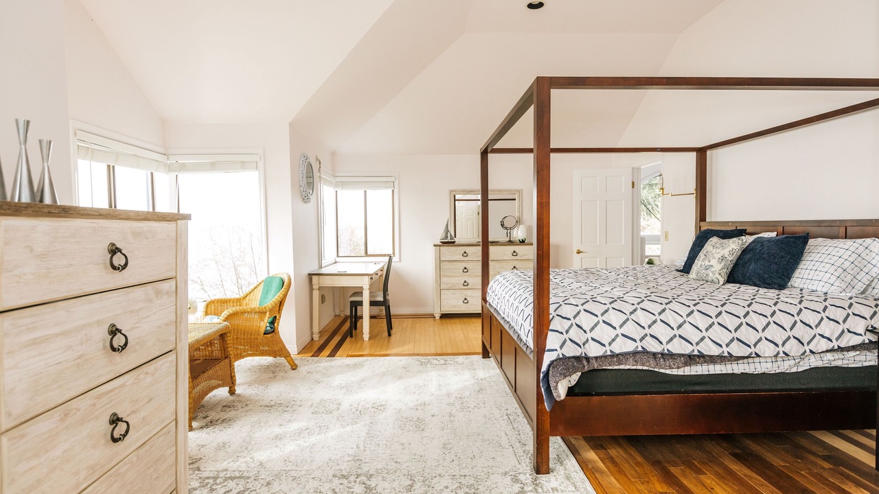 Photo of Bedroom in Rollingbay