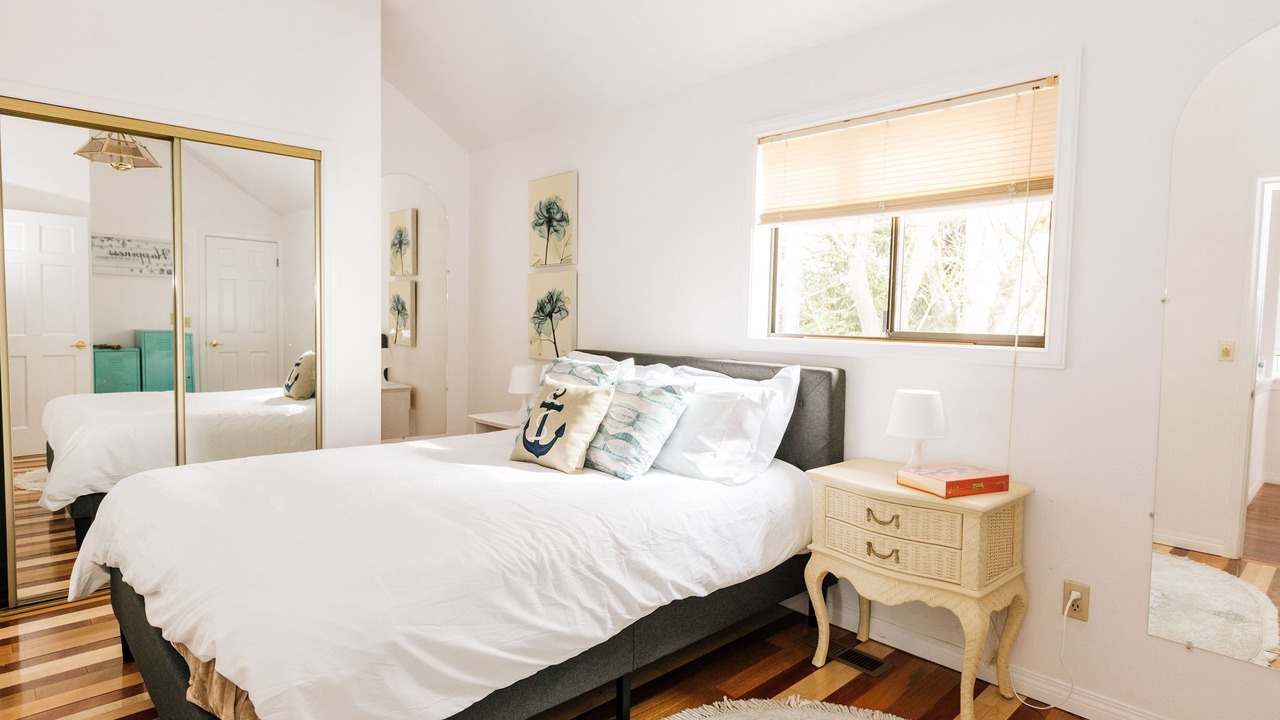 Photo of Bedroom in Rollingbay