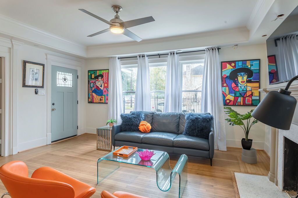 Photo of Livingroom in Neartown