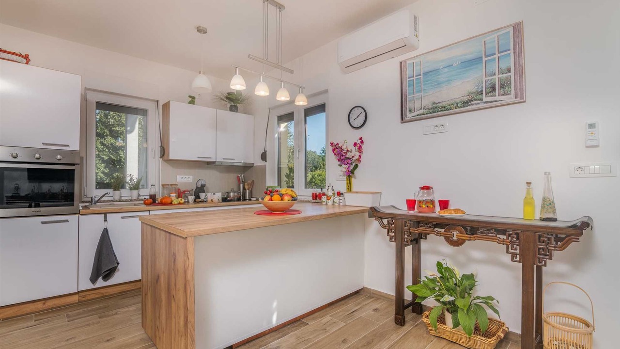 Photo of Kitchen in Gabonjin