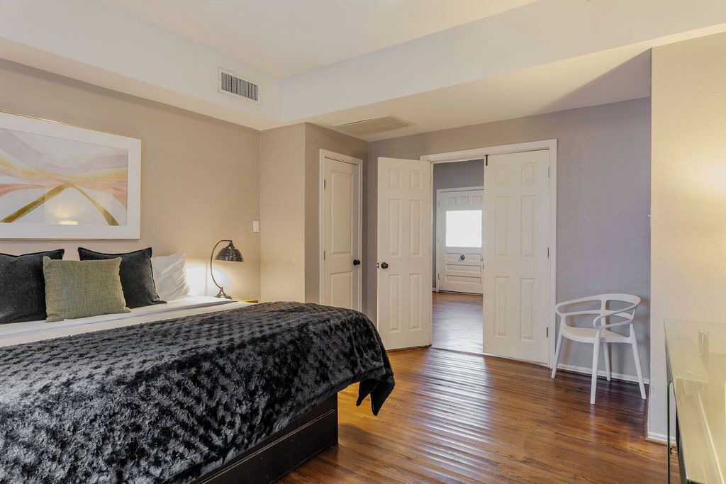 Photo of Bedroom in Neartown