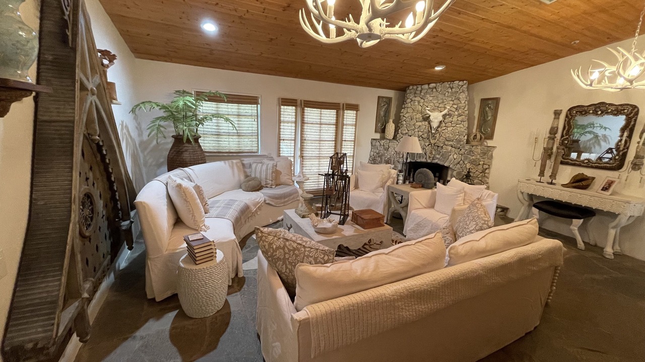 Photo of Livingroom in Cathedral City Cove