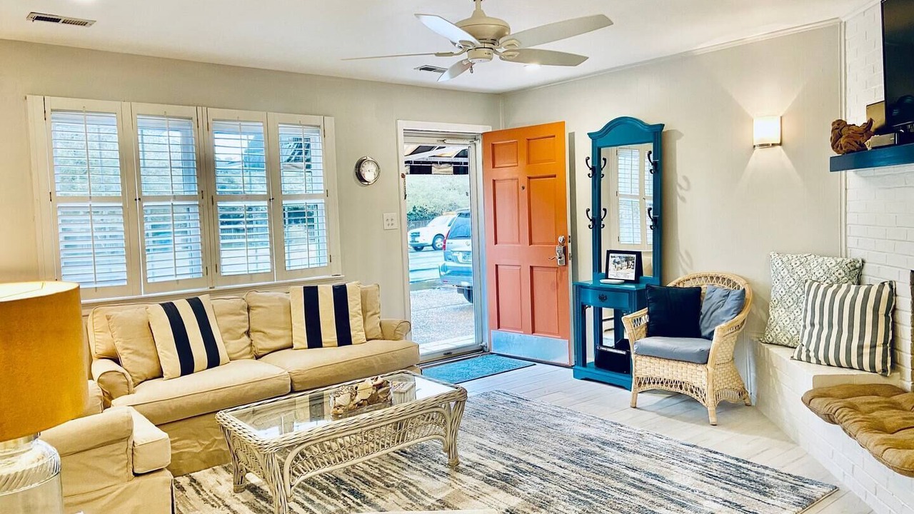 Photo of Livingroom in Northeast Virginia Beach
