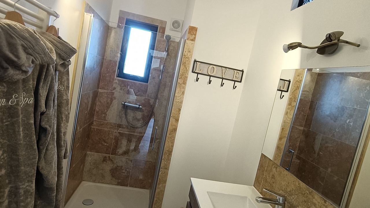 Photo of Bathroom in Saint-Saturnin-les-Avignon