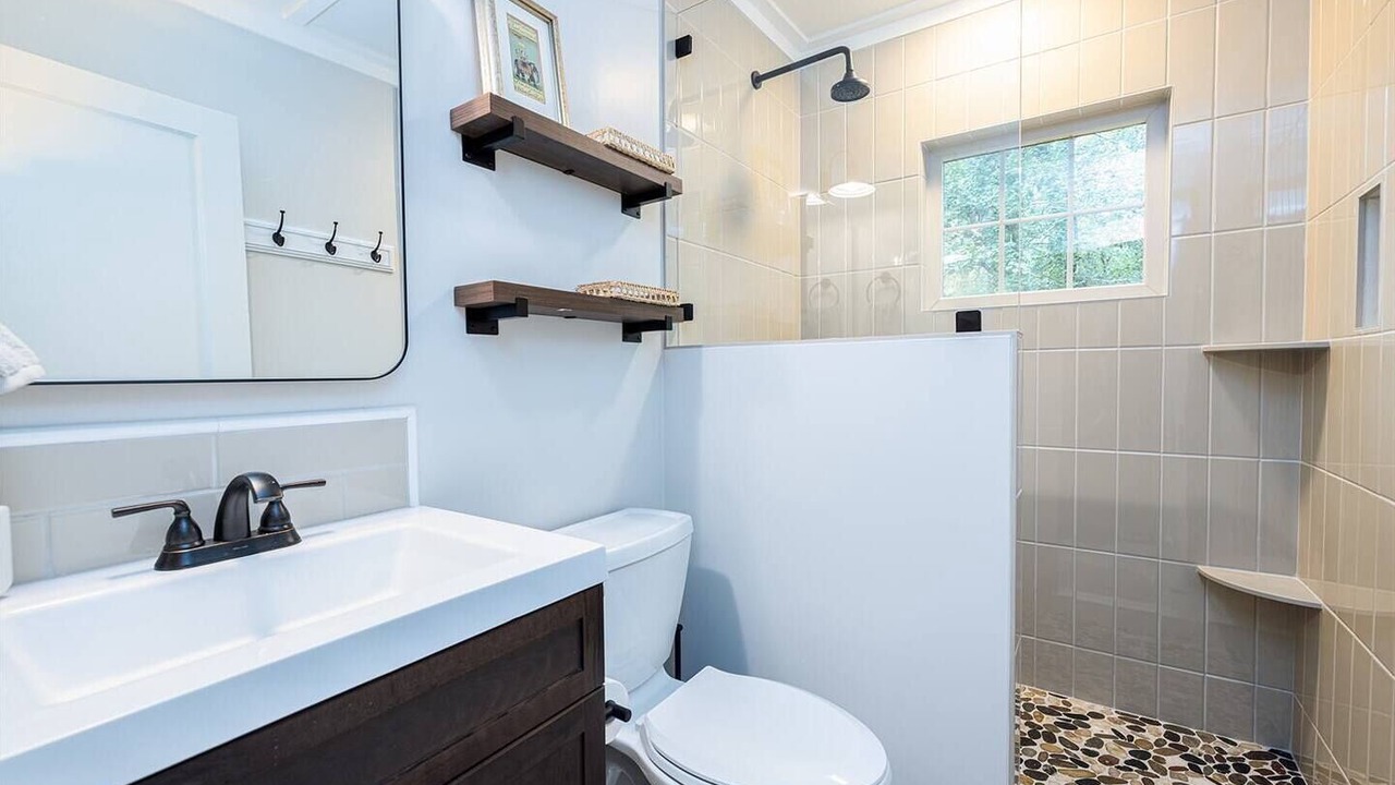 Photo of Bathroom in Mountain Rest
