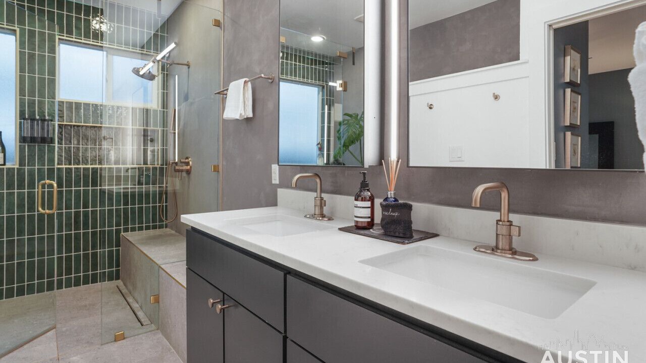Photo of Bathroom in Holly