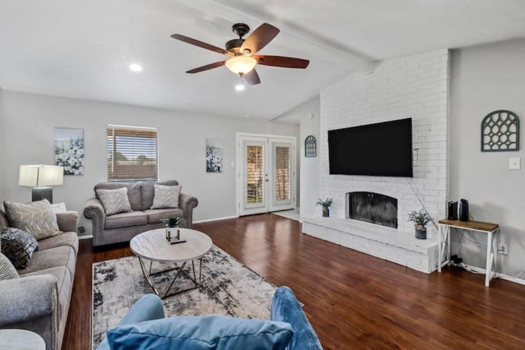 Photo of Livingroom in Northeast Carrollton