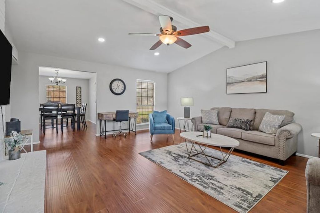 Photo of Livingroom in Northeast Carrollton
