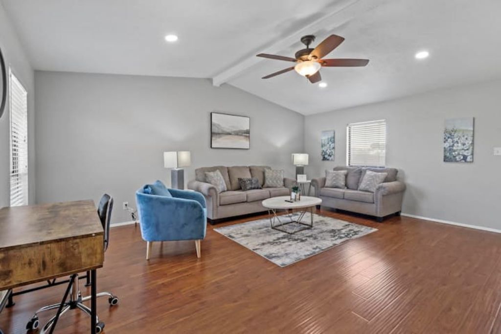 Photo of Livingroom in Northeast Carrollton