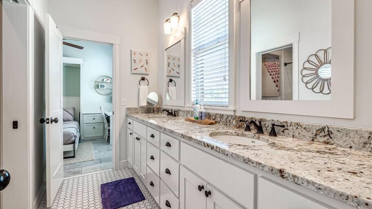 Photo of Bathroom in Carlton Landing