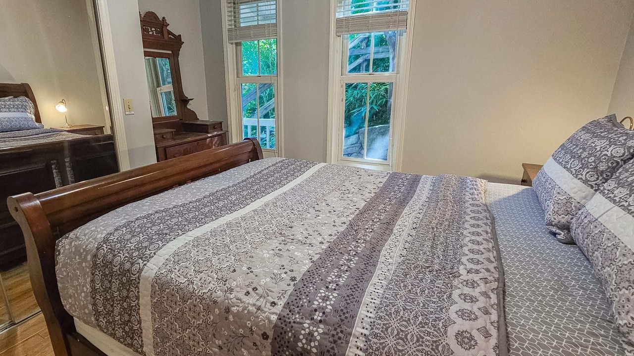 Photo of Bedroom in Eureka Springs Historic District