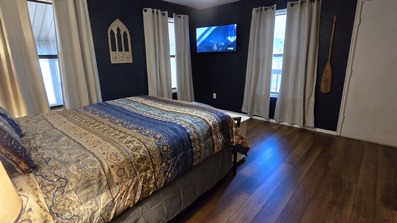 Photo of Bedroom in Sulphur