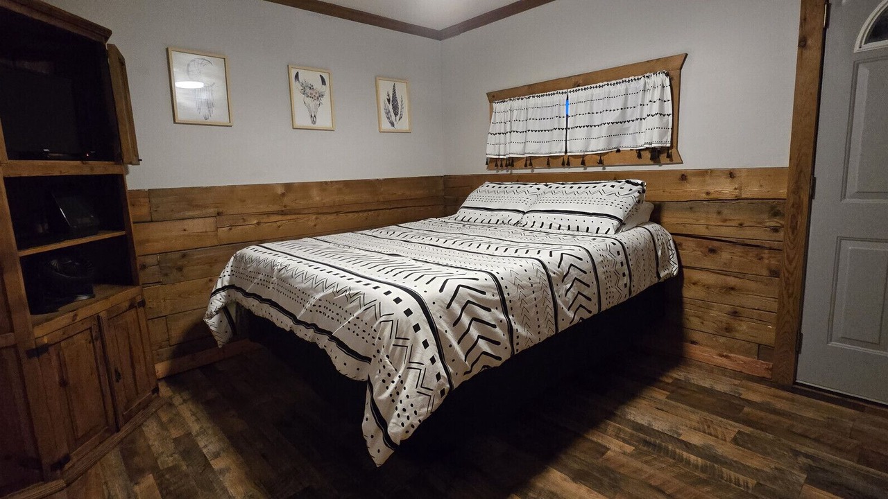 Photo of Bedroom in Sulphur