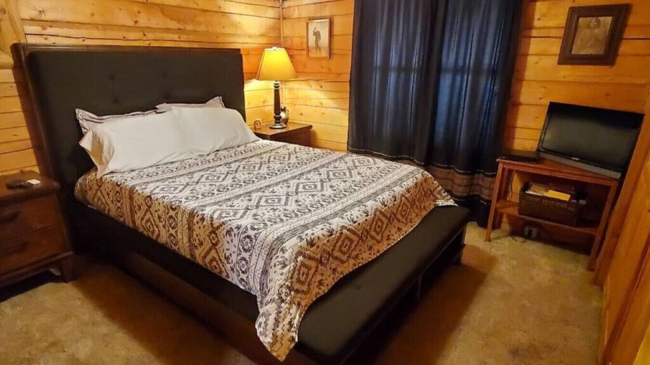 Photo of Bedroom in Sulphur