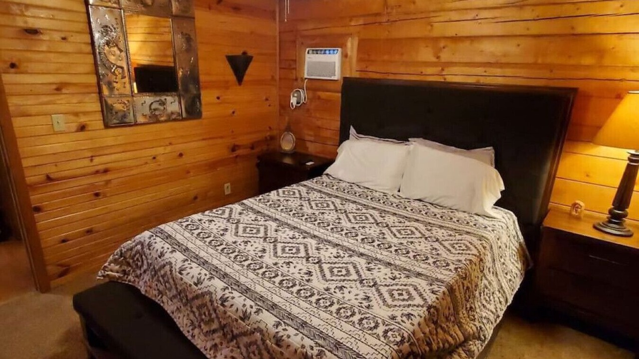 Photo of Bedroom in Sulphur
