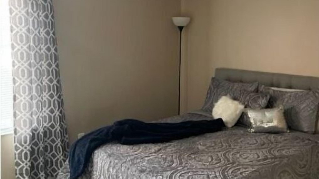 Photo of Bedroom in Coliseum Central