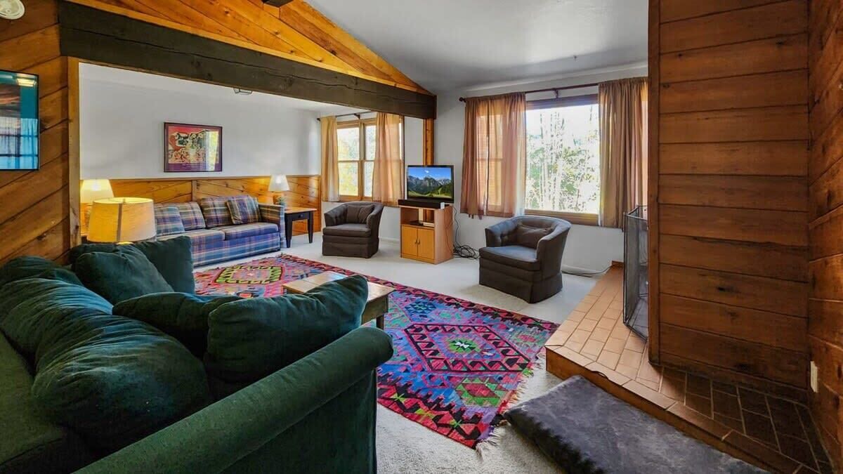 Photo of Livingroom in Summit Cove