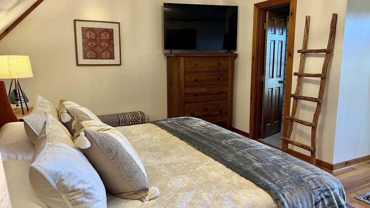Photo of Bedroom in Walnut Mountain