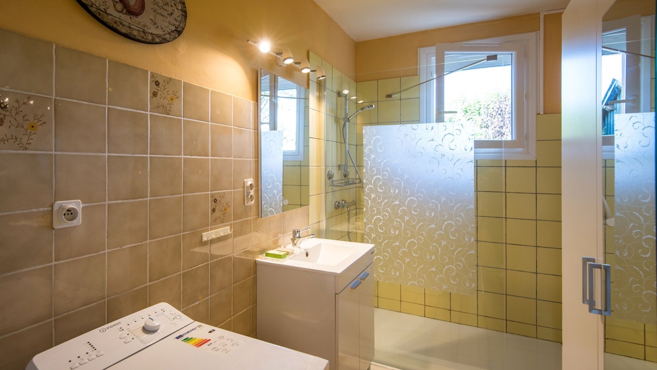 Photo of Bathroom in Castelnau-Pegayrols