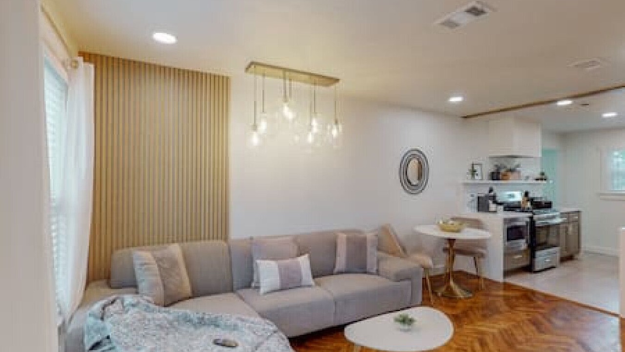 Photo of Livingroom in Central Arlington