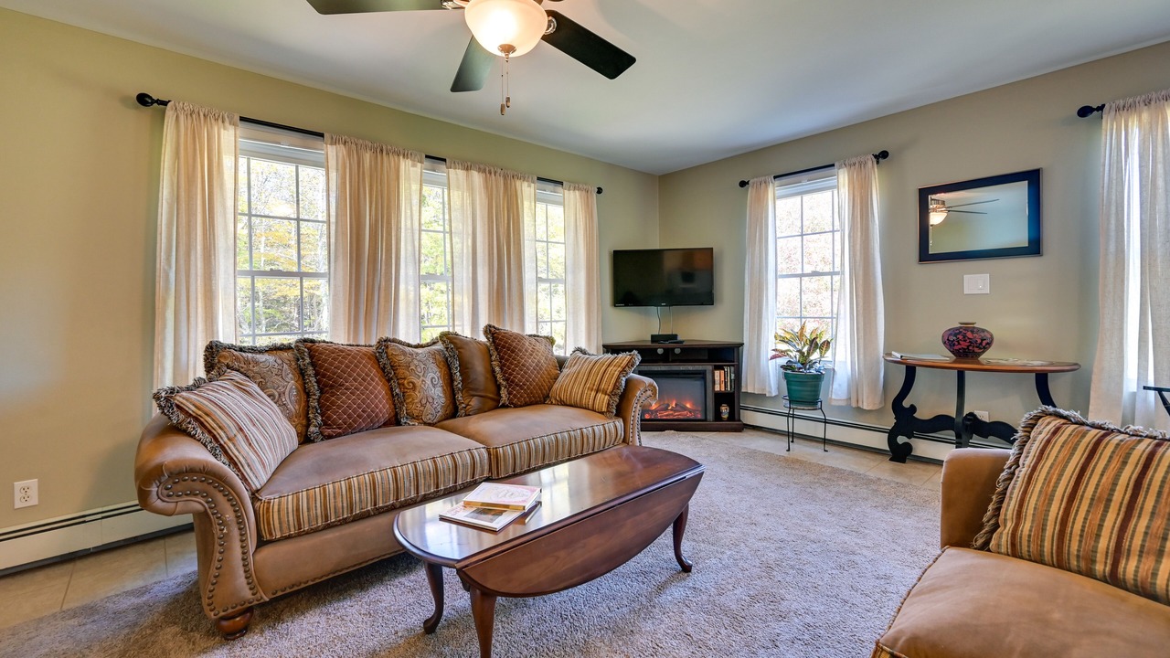 Photo of Livingroom in Killingworth