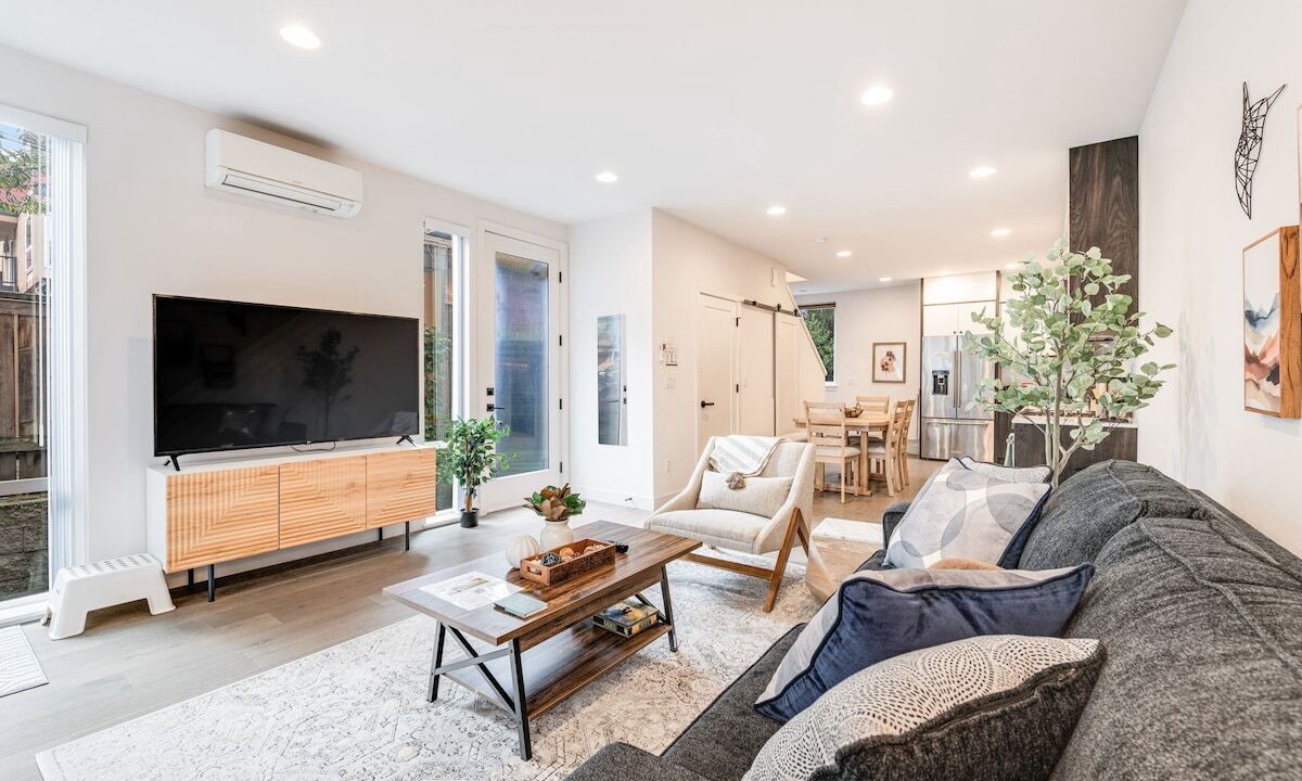 Photo of Livingroom in Eastlake