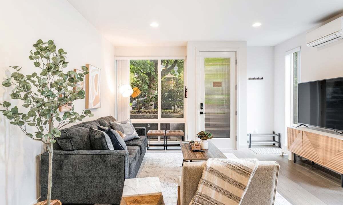 Photo of Livingroom in Eastlake