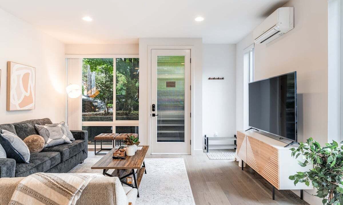 Photo of Livingroom in Eastlake