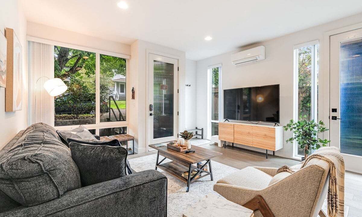 Photo of Livingroom in Eastlake