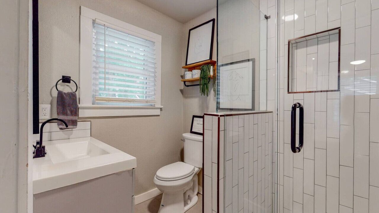Photo of Bathroom in Central Arlington