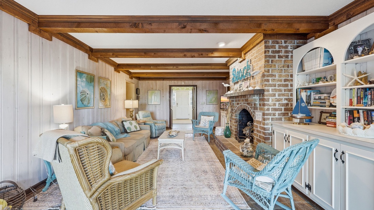 Photo of Livingroom in Debordieu Colony