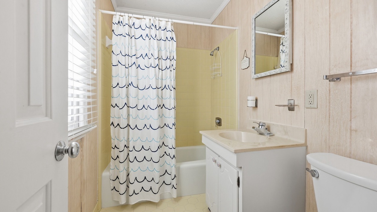 Photo of Bathroom in Debordieu Colony