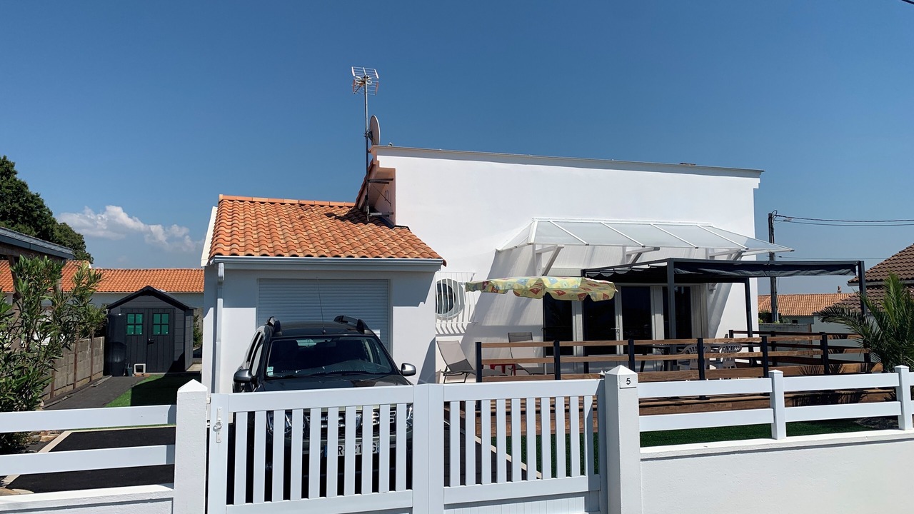 Photo of Patio Balcony in Saint-Michel-Chef-Chef