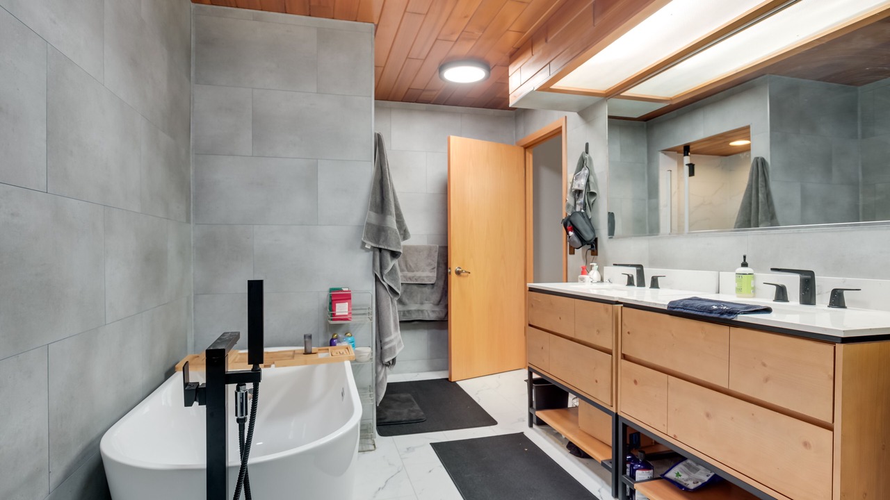 Photo of Bathroom in Pelican Lake