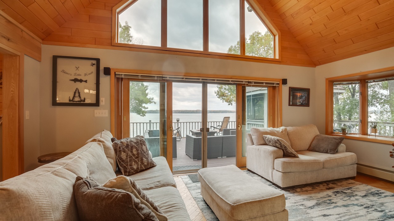 Photo of Livingroom in Pelican Lake