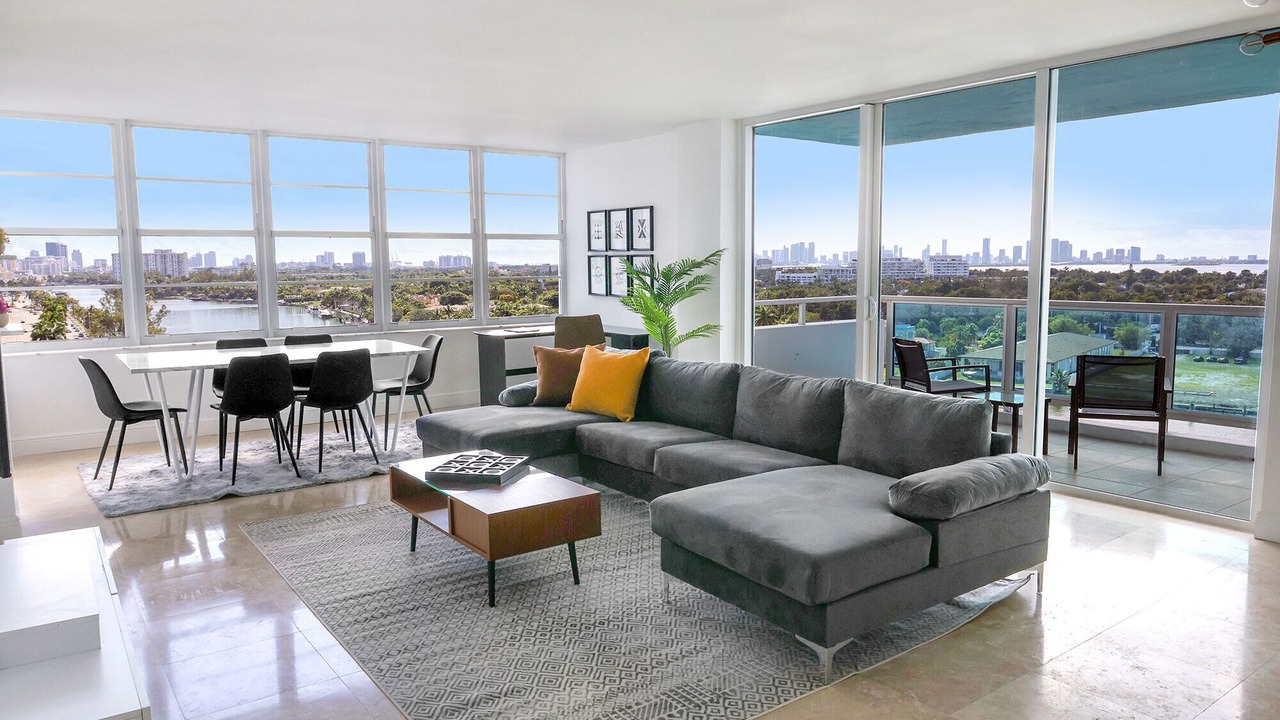 Photo of Livingroom in Mid Beach